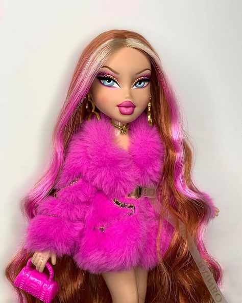 The Dollz on Instagram: “Woke up Feelin like posh spice 👛” Pink Bratz Doll, 00’s Fashion, Mcbling Fashion, Black Bratz Doll, Posh Spice, Bratz Doll Outfits, Cute Outfits With Leggings, Brat Doll, Bratz Girls