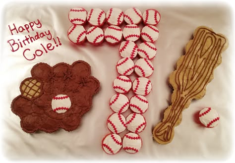 Baseball Cupcakes! Cupcakes Decoration Birthday, Easy Coconut Macaroons, Baseball Birthday Cakes, Notes Simple, Baseball Cupcakes, Pull Apart Cupcake Cake, Pull Apart Cake, Baseball Cake, Cake Pulls