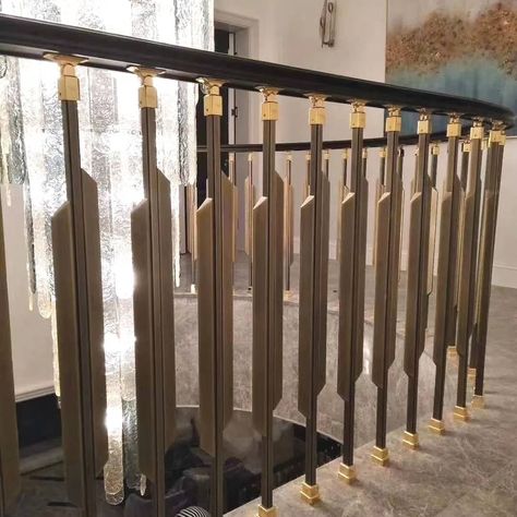 Brass Banister, Ms Railing, Arabic Interior Design, Staircase Interior Design, Modern Railing, Interior Railings, Staircase Railing Design, Stairs Design Interior, Iron Stair Railing