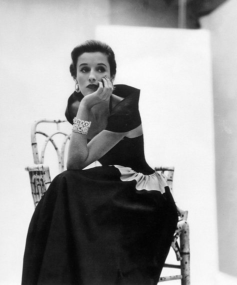 Barbara 'Babe' Cushing Mortimer, later Babe Paley. Photograph by John Rawlings for Vogue, February 1, 1946. Foto Scale, Babe Paley, Slim Keith, Wallis Simpson, I Got You Babe, High Society, Moda Vintage, Vintage Vogue, Swans