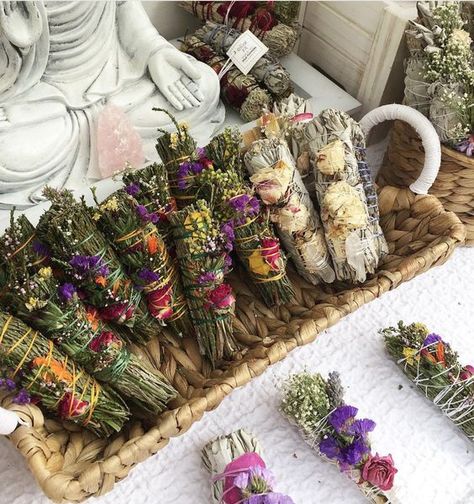 Magia Das Ervas, Witch Aesthetic, Green Witch, Smudge Sticks, Sacred Space, Love And Light, Flower Power, Dried Flowers, Diy And Crafts