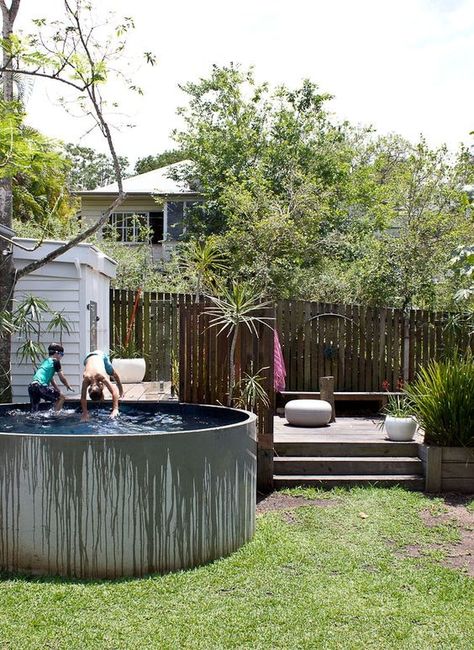 Perfectly Pocket-Sized Pools for Small Outdoor Spaces Round Pools, Kleiner Pool Design, Backyard Escape, Outdoor Hot Tub, Townhouse Garden, Peaceful Garden, Small Swimming Pools, Stock Tank Pool, Tank Pool