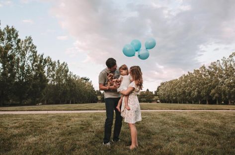 Balloon Gender Reveal Ideas for Families | The Dating Divas Gender Reveal Photography Sibling, Gender Reveal Sibling Ideas, Gender Reveal Pictures With Siblings, Second Baby Gender Reveal, Gender Reveal With Sibling, Sibling Gender Reveal, Gender Reveal Photo Shoot, Pregnant Pictures, Gender Reveal Pictures