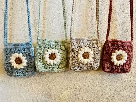 Puffy Flower Crochet, Flower Crochet Bag Pattern, Purse Crochet Pattern, Granny Square Purse, Crochet Purse Pattern, Easy Granny Square, Daisy Bags, Kids Crochet Pattern, Square Purse