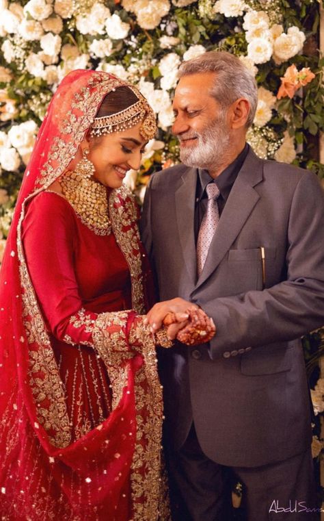 Engagement Couple Dress, Father Daughter Pictures, Mother Daughter Poses, Father Daughter Photos, Indian Wedding Poses, Bridal Songs, Brides Mom, Wedding Decor Photos, Family Wedding Photos