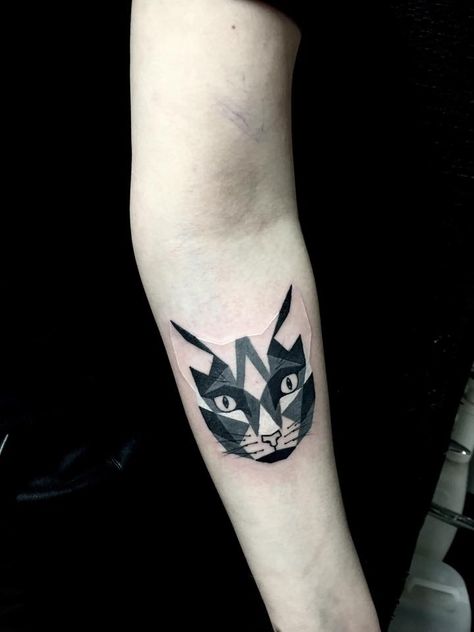 geometric tattoo cat head Watercolor Cat Tattoo, Cute Halloween Tattoos, Line Tattoo Ideas, Single Line Tattoo, Geometric Cat, Cat Tat, Cat Tattoo Designs, Tattoo Cat, Line Tattoo