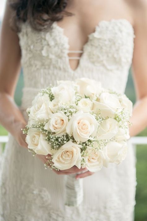 Bride Bouquets White, Simple Wedding Bouquets, White Rose Bouquet, Round Bouquet, Wedding Bouquets Bride, Bridal Bouquet Flowers, Rose Wedding Bouquet, Prom Flowers, White Wedding Bouquets