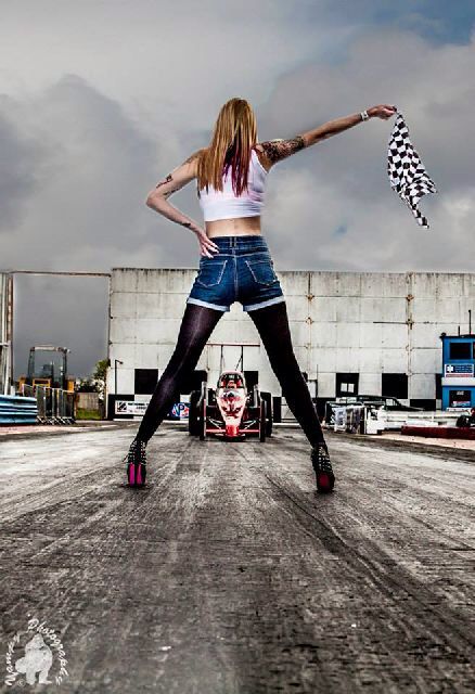 Race Track Photoshoot, Race Photoshoot, Race Car Photoshoot, Woman Car Racer Aesthetic, Racecar Photography, Flag Girl Racing, Racing Photoshoot, Women Posing With Cars, Race Car Girls