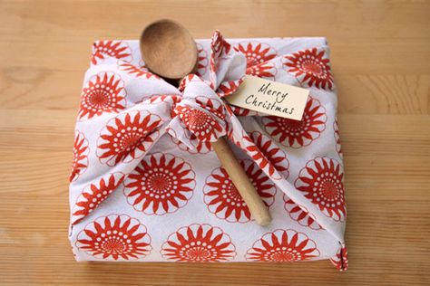 I love using tea towels to wrap cook books. I think it’s a great way to wrap them up that’s a little bit different. It’s really simple but looks like you’ve gone to lots of effort. It’s nice for house-warming presents too. You need a fairly large tea towel for a regular sized cook book, … Teal Towels, Reusable Gift Wrap, Wedding Gift Wrapping, Tea Towel Gift, Creative Diy Gifts, Clever Gift, Creative Gift Wrapping, Diy Gift Wrapping, Wooden Spoon