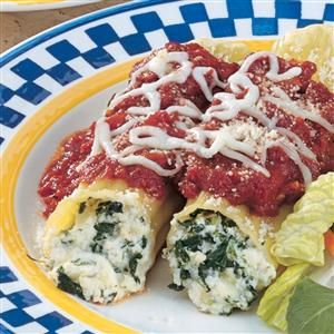 Spinach Cheese Manicotti Recipe -The creamy cheese filling in these yummy stuffed shells has a pretty flecks of spinach. From Pinehurst, North Carolina, Margaret Truxton sends the recipe. Cheese Manicotti Recipe, Spinach Manicotti, Stuffed Manicotti, Cheese Manicotti, Manicotti Recipe, Spinach Cheese, Stuffed Shells Recipe, Creamy Spinach, Family Eating