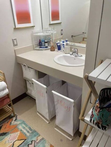 College Dorm Room Bathroom Ideas, Dorm Suite Bathroom Ideas, College Dorm Bathroom Ideas Decor, Uk Dorm Room Ideas, Cute Dorm Bathroom Ideas, Suite Dorm Room Ideas, College Dorm Layout, College Suite Ideas, Dorm Suite Ideas Living Room