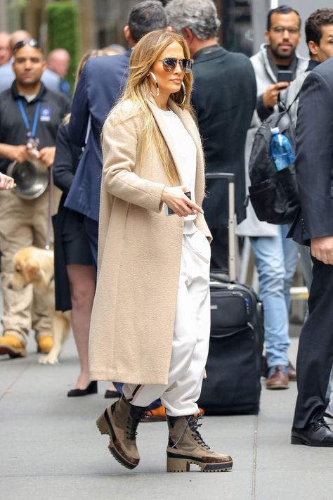 J-Lo in NYC !! I Love these Louis Vuitton Boots! Lv Desert Boot Outfit, Louis Vuitton Desert Boots Outfit, Louis Vuitton Boots Outfit, Desert Boot Outfit, Lv Outfit, Jlo Fashion, Timberland Outfit, Fall Outfits Women 30s, Mom Outfits Fall