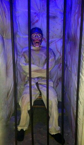 Cool idea for Halloween closet deco Insane Asylum Halloween, Haunted Trail Ideas, Halloween Decorations Party Scary, Padded Cell, Halloween Decorations Party, Haunted Hospital, Haunted Asylums, Asylum Halloween, Haunted Maze