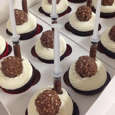 Rich Moist Chocolate Cupcakes with a Vanilla Buttercream topped with a Ferrero Rocher and a Nutella sauce syringe #sweet #SweetsbyDooha #cakeporm #foodporn #love #cupcakes #ferrerorocher #chocolate #igers #igdaily #instagood #instagram #instalike #instadaily #sydney #sydneyevents #celebration #birthday Doctor Cupcakes, Edible Desserts, Nutella Sauce, Infused Desserts, Easy Cupcakes Decoration, Moist Chocolate Cupcakes, Fudge Cake Recipe, Cupcakes Decorating, Cupcakes Design