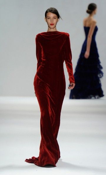 tadashi shoji Sukienki Maksi, Velvet Gown, Tadashi Shoji, Velvet Fashion, Gorgeous Gowns, Mode Inspiration, Red Fashion, Velvet Dress, New York Fashion Week