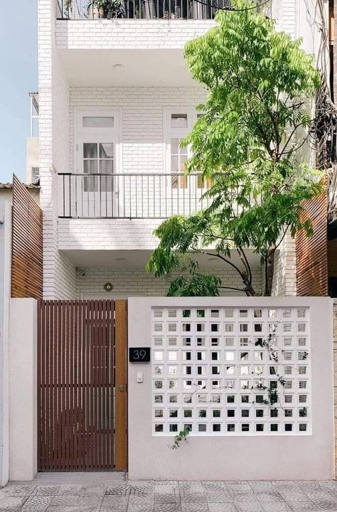 Small Front Gate Ideas, Minimalist Gate Design Modern, Minimalist Gate, Loster Beton, Home Exterior Ideas, Roster Beton, Home Designs Exterior, Modern Small House Design, Small House Design Exterior