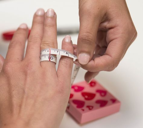 Guide: How to Measure a Ring Size at Home – Do you know what exactly your Ring Size is? Did you ever felt that not knowing your Ring Size was turned to a huge mess? Well, here I want to share something. Once when my partner gifted me a precious diamond ring I was overwhelmed. My curiosities were above the sky to try that ring on but misery occurs when that precious gift of feeling didn’t fit any on my finger. In some, it was lost and in some finger, it was too tight. Diy Ring, Measure Ring Size, Old Rings, Weddings By Color, How To Measure Yourself, Plastic Ring, Diy Rings, Large Ring, Ring Sizer