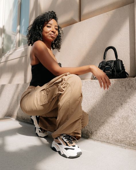 Steve Madden Sneakers Outfit, Steve Maddens, Tan Sneakers, Sneaker Outfits Women, Steve Madden Sneakers, Steve Madden Store, Cargo Pants Outfit, Dad Sneakers, Leggings Shorts