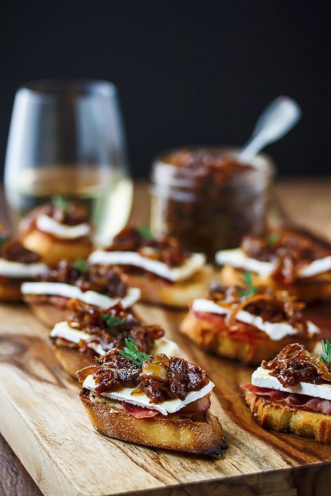 Onion and fig jam with brie, prosciutto and roasted garlic on a crostini makes an impressive appetizer that's just as easy to make for 20 as it is for 50. Fig Jam Crostini, Prosciutto Brie, Prosciutto Crostini, Creamy Brie, Crostini Appetizers, Impressive Appetizers, Crispy Prosciutto, Onion Jam, Christmas Recipes Appetizers