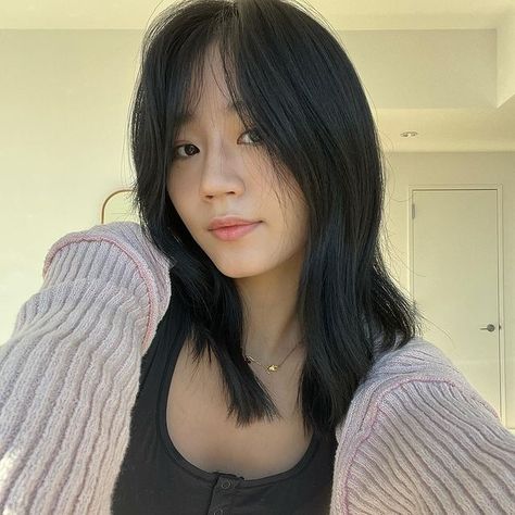 Evelyn Aesthetic, Hj Evelyn, Evelyn Ha, Japanese Animated Movies, Sister Pictures, Straight Hair Cuts, Never Have I Ever, Shot Hair Styles, Short Hair Styles Easy