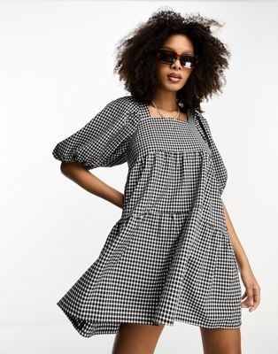 Discover great products at the best prices at Dealmoon. ASOS Lola May square neck tiered mini smock dress in gingham. Price:$27.30 at ASOS Gingham Trend, Gingham Fashion, Black And White Gingham, Christmas Jumper Dress, Dress Rental, Winter Wedding Dress, Dress With Tie, Pantalon Large, Party Tops