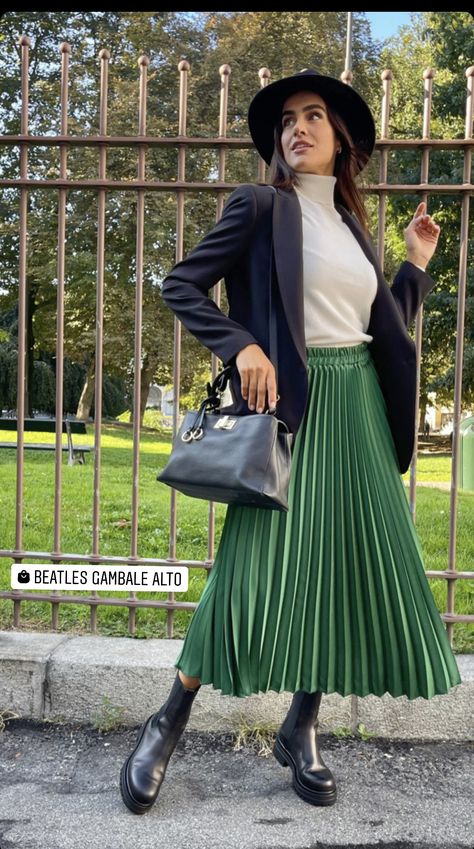 Green Midi Skirt Outfit Winter, Gonna Verde Outfit, Green Pleated Skirt Outfit Winter, Green Skirt Outfit Winter, Green Long Skirt Outfit, Green Pleated Skirt Outfit, Winter Modest Outfits, Midi Skirt Outfit Winter, Long Skirt Outfits For Summer