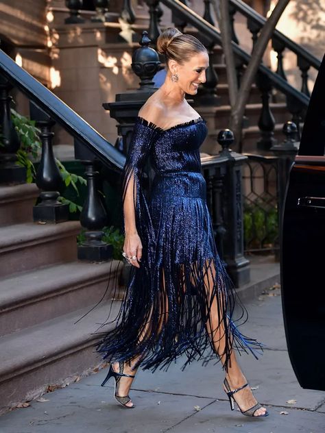 The 30 Best Sarah Jessica Parker Outfits Of All Time Sarah Jessica Parker Style, Sara Jessica Parker, Parker Outfit, Carrie Bradshaw Outfits, Carrie Bradshaw Style, Carrie Dress, Glittery Dress, City Outfits, Sarah Jessica