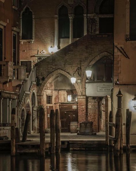 Venice Dark Aesthetic, Venice Italy Aesthetic, Aesthetic Dark Feminine, Venice Aesthetic, Vibes Coquette, Sixteen Candles, Dream Reality, Italian Aesthetic, Building Aesthetic