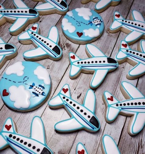 Decorated Airplane Cookies, Airplane Cookies Royal Icing, Airplane Biscuits, Airplane Baby Shower Cookies, Airplane Sugar Cookies, Airplane Cookies Decorated, Travel Cookies Decorated, Aviation Cookies, Transportation Cookies