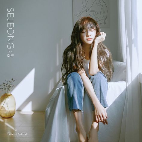 사진 촬영 포즈, Jellyfish Entertainment, Kim Sejeong, 인물 사진, Mini Album, Korean Girl, Photography Inspiration, Photo Book, Mini Albums