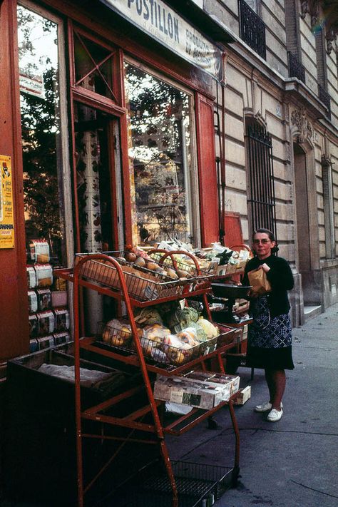 1970 Aesthetic, Paris 1970, Life In Paris, Beautiful Paris, Vintage Everyday, Nyc Subway, Standing Poses, Columbia Pictures, Picture Logo