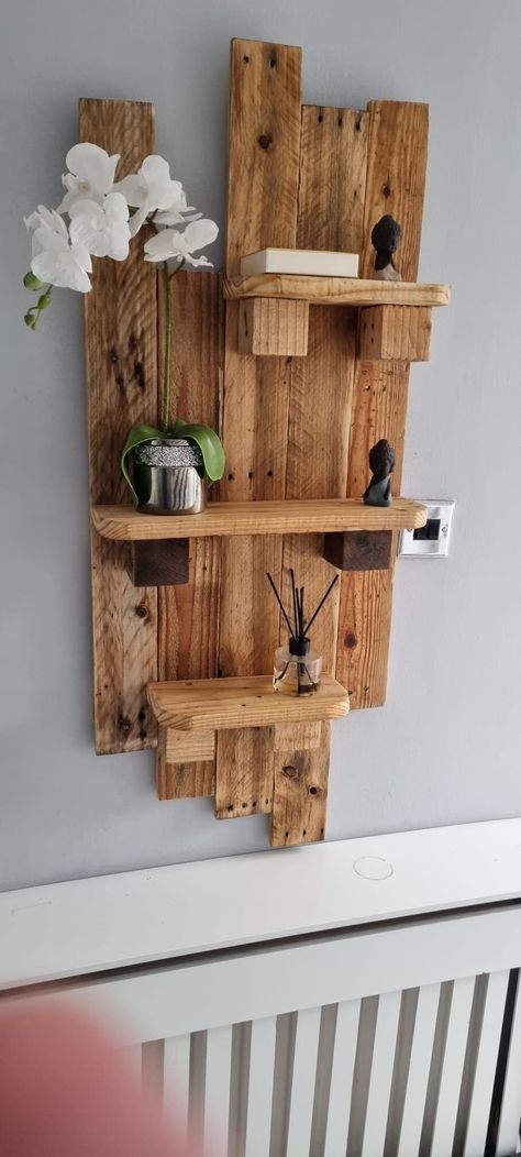 Small Easy Woodworking Projects Diy Pallet Shelves, Pallet Wood Shelf, Pallette Furniture, Wood Projects Easy, Garden Shelf, Small Easy Woodworking Projects, Wood Pallet Crafts, Pallet Wood Shelves, Pallet Wall Shelves