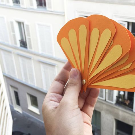 #DIY : comment faire un éventail fruité ? Pretty Party, Paper Fans, Diy Tips, Origami Paper, School Projects, Milky Way, Hand Fan, Origami, Umbrella