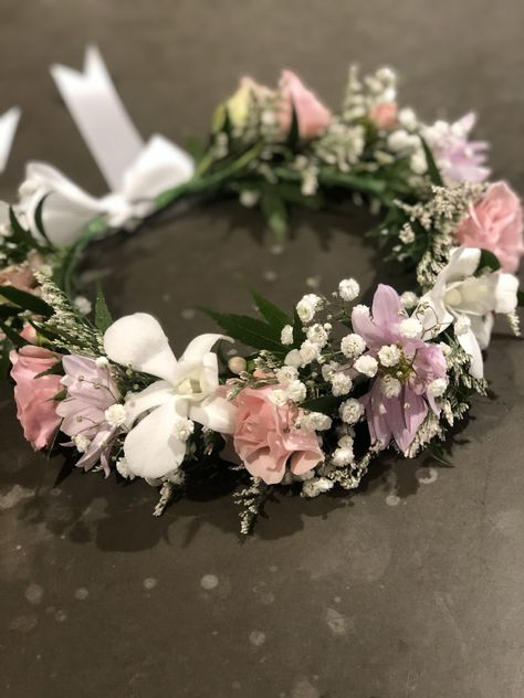 Farewell Party Decorations, Flowers Headpiece, Haldi Jewellery, Graduation Hairstyles With Cap, Grad Diy, Sweet Sixteen Birthday Party Ideas, Graduation Flowers, Flower Tiara, Sweet Sixteen Birthday