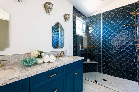 Bathroom Floor Tile Ideas With Blue Vanity, Blue Bathroom Design Ideas, Cobalt Blue Bathroom Ideas, Blue Spanish Bathroom, Navy Blue Vanity Bathroom Ideas Tile, Blue Bathroom Theme, Blue Restroom Ideas, Navy Blue Vanity Bathroom Ideas, Blue Vanity Bathroom Ideas