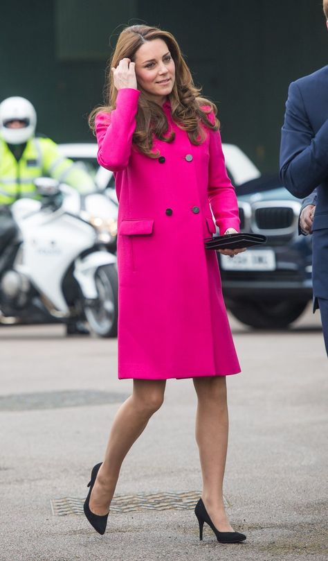 Kate let her fuchsia coat speak for itself by selecting simple, | Is Kate Middleton Trying to Tell Us Something With Her Hot-Pink Coat? | POPSUGAR Fashion Photo 3 Ducesa Kate, Kate Middleton Stil, Style Kate Middleton, Duchesse Kate, Düşes Kate, Herzogin Von Cambridge, Princesa Charlotte, Looks Kate Middleton, Duchesse Catherine