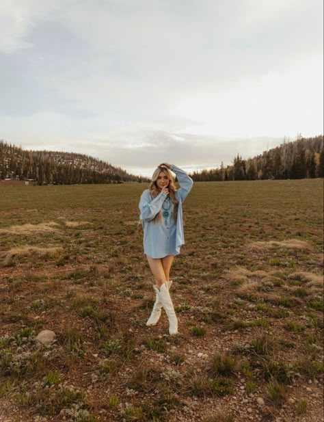 western cowgirl punchy Country Style Photoshoot Ideas, County Photo Shoot, Texas Instagram Pictures, Singles Poses, Western Poses Photo Ideas, Western Photoshoot Ideas Cowgirl, Cow Photoshoot, Country Photoshoot Ideas, Western Senior Pics