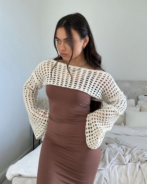 Crochet Shrug Outfit Ideas, Crochet Shrug Outfit Aesthetic, Crochet Shrug Aesthetic, Crochet Cropped Sweater Mesh, Y2k Shrug Crochet, Easy Crochet Shrug, Hand Knitting Diy, Cute Sweatpants Outfit, Ankara Dress Designs