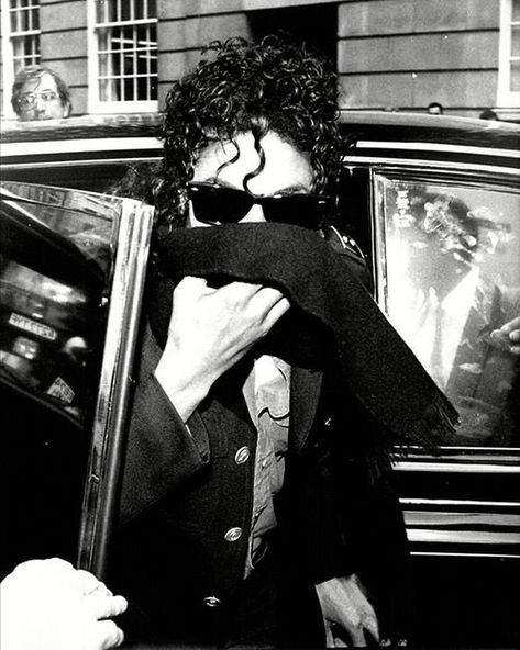 Michael Jackson covering his face with a scarf: a thread Michael Jackson 1988, Mj Bad, Michael Jackson Bad Era, Hee Man, Michael Jackson Funny, Michael Jackson Rare, Jackson Bad, Photos Of Michael Jackson, Black Couple Art