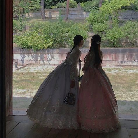 Hanbok Photoshoot Ideas, Korean Hanbok Princesses, Pauper Aesthetic, Abbey Core, Hanbok Aesthetic, Barbie Films, Gaun Abad Pertengahan, Korean Princess, Princess Charm School