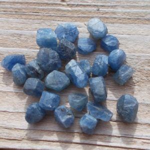 Raw Sapphire, Crystals Gems, Reiki Stones, Crystal Aesthetic, Raw Crystals, Mineral Stone, Minerals And Gemstones, September Birthstone, Sapphire Stone