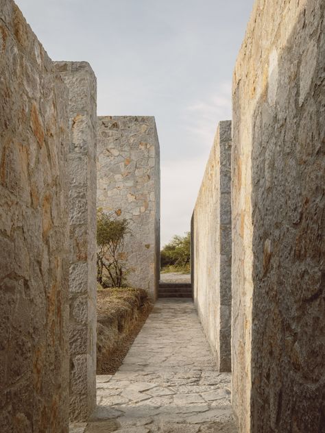 est-living-casa-enso-ii-hw-studio-arquitectos-06 Mexican Desert, Stone Buildings, Case In Pietra, Colonial Mansion, One Bedroom House, Stone Walls, Contemporary Architecture, Stone Wall, Pilgrimage