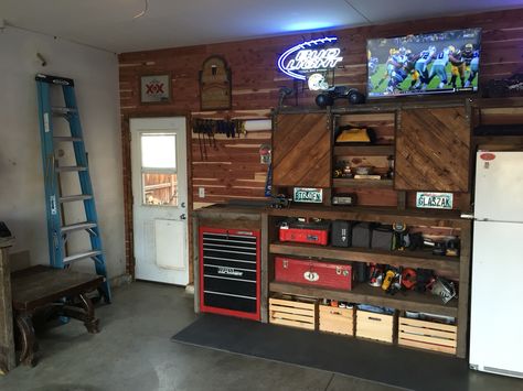 Mudroom Dog Room, Small Man Cave Ideas, Garage Shoe Storage, Bike Workshop, Black Garage Doors, Garage Apartment Floor Plans, Small Man Cave, Garage Workbench Plans, Garage Sale Tips