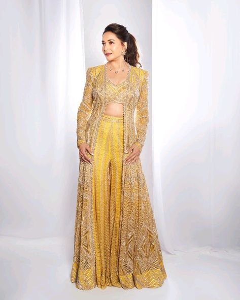 Reception Bridesmaid Outfit Indian, Celebrities Haldi Outfits, Sangeet Outfit Bridesmaid, Roka Ceremony Outfits, Bridesmaid Indian, Saree Reuse, Ceremony Outfit, Haldi Ceremony Outfit, Indian Bridesmaid Dresses