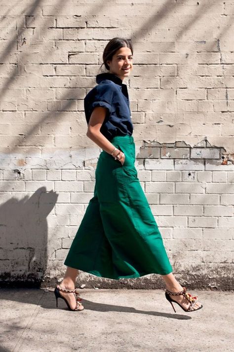 The Leandra Medine Cohen Edit Leandra Medine Style, How To Wear Culottes, Elegantes Outfit Damen, Leandra Medine, Beige Outfit, Populaire Outfits, Elegante Casual, Mode Ootd, Green Pants