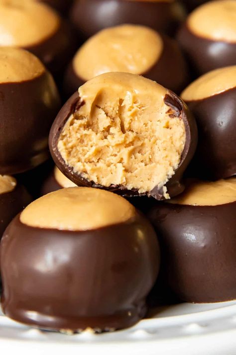 These buckeye balls are a sweet creamy rich peanut butter ball dipped in dark chocolate to form a hard exterior. They are the best ever. This no bake recipe is so yummy, eating one just won't be enough! Buckeye Balls Recipe, Chocolate Covered Peanut Butter Balls, Peanut Butter Ball, Buckeyes Candy, Peanut Butter Slice, Peanut Butter Balls Easy, Buckeye Balls, Chocolate Peanut Butter Balls, Cooking With Karli