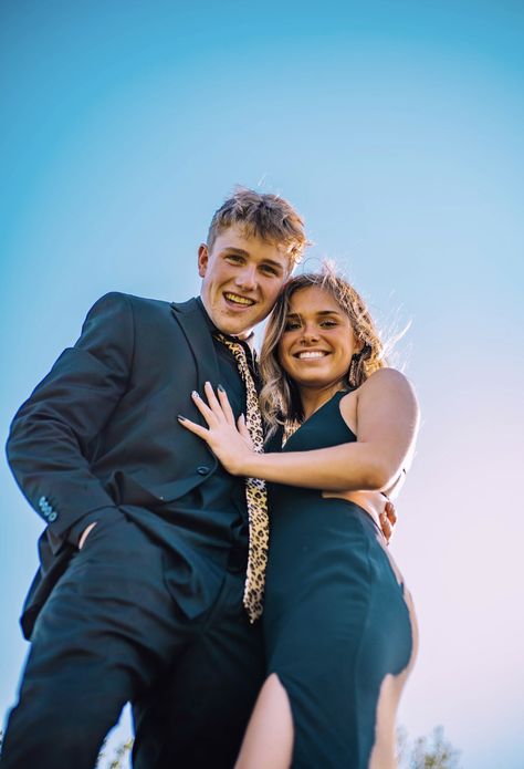 Prom Ideas Pictures, Prom Picture Poses For Couples, Prom Couple Pictures, Prom Pictures Friends, Homecoming Couples, Prom Photo Poses, Hoco Pictures, Couples Prom, Prom Photography Poses