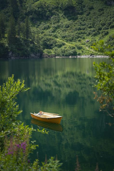 Brown wooden boat on lake during daytime photo – Free Boat on lake Image on Unsplash River With Boat, Irl References, Boat On Lake, Illustration Poses, Tiny Boat, Landscape Reference, Boat Lake, Fashion Illustration Poses, Story Aesthetic