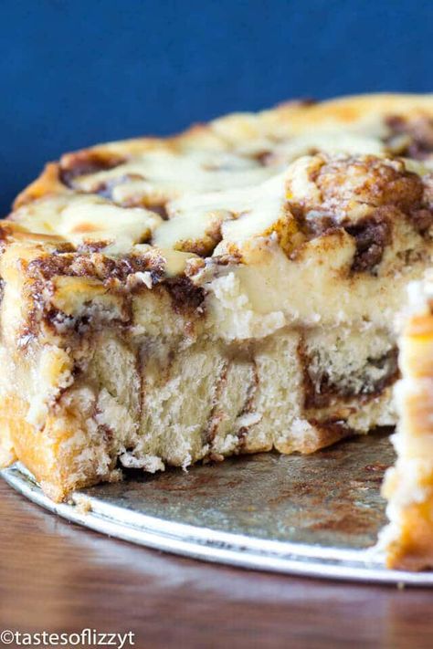 Cinnamon Roll Cheesecake Cinnamon Swirl Cheesecake, Cinnamon Roll Crust, Roll Cheesecake, Cinnamon Roll Cheesecake, Cinnamon Roll Pancakes, Comidas Fitness, Baked Fruit, Cinnamon Recipes, Favorite Dessert Recipes