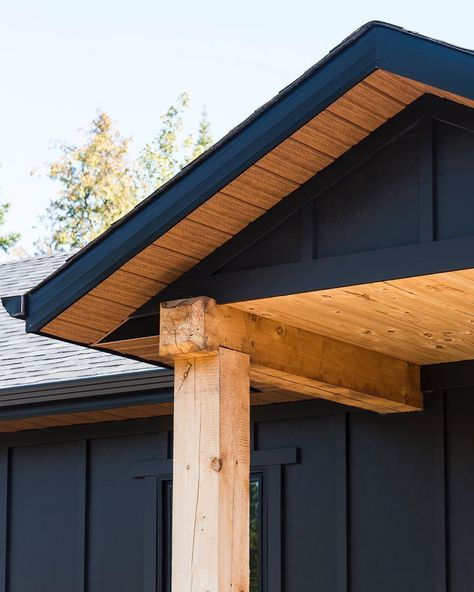 ELYSE MCCURDY | HOME DESIGNS on Instagram: “This detail & colour combo, do look pretty darn good - if I say so, myself! 🤩⁣⁣ .⁣⁣ I just love it when the soffit contrasts against the…” Black And Cedar Porch, Black Cedar Siding, Black Gables Exterior, Black House Wood Accents, Wood Soffit Exterior, Houses With Black Trim, Moody Exterior, Soffit And Fascia, Roof Soffits